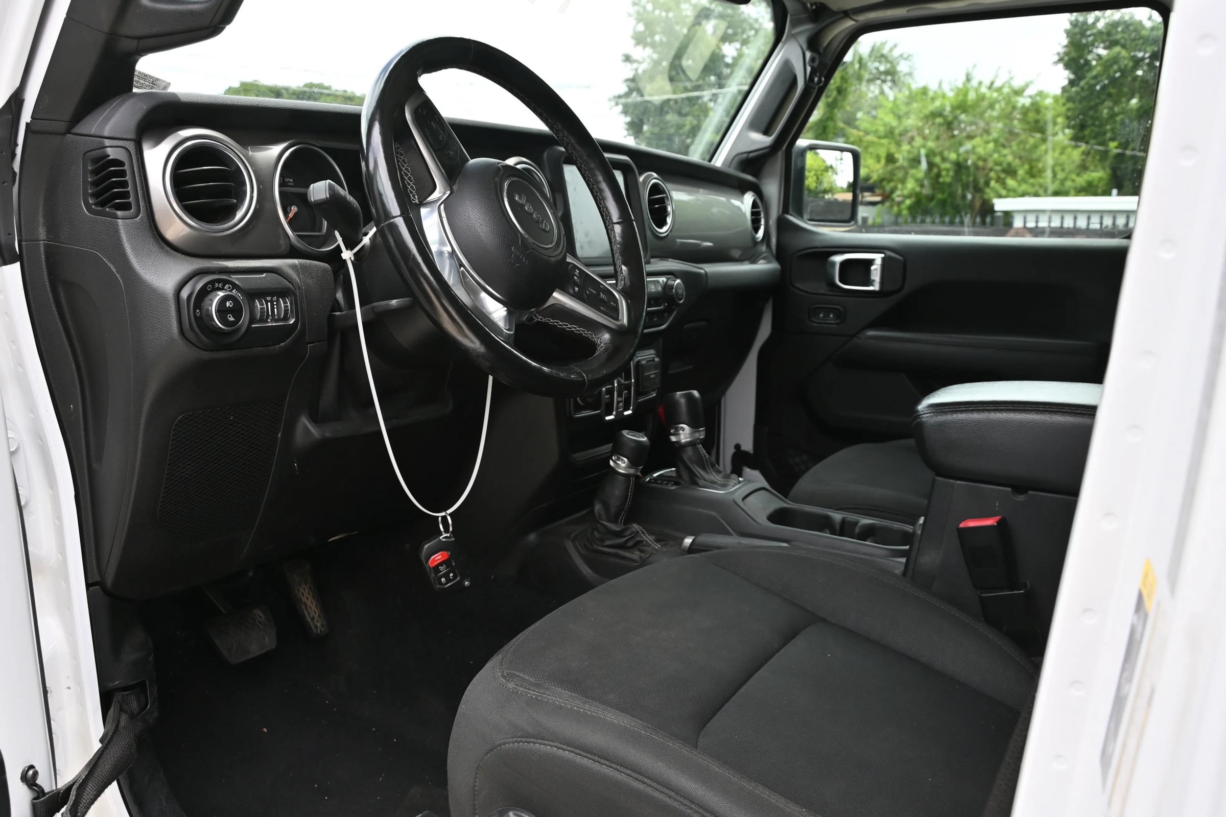 Used 2020 Jeep Gladiator Overland AWD/4WD image 17
