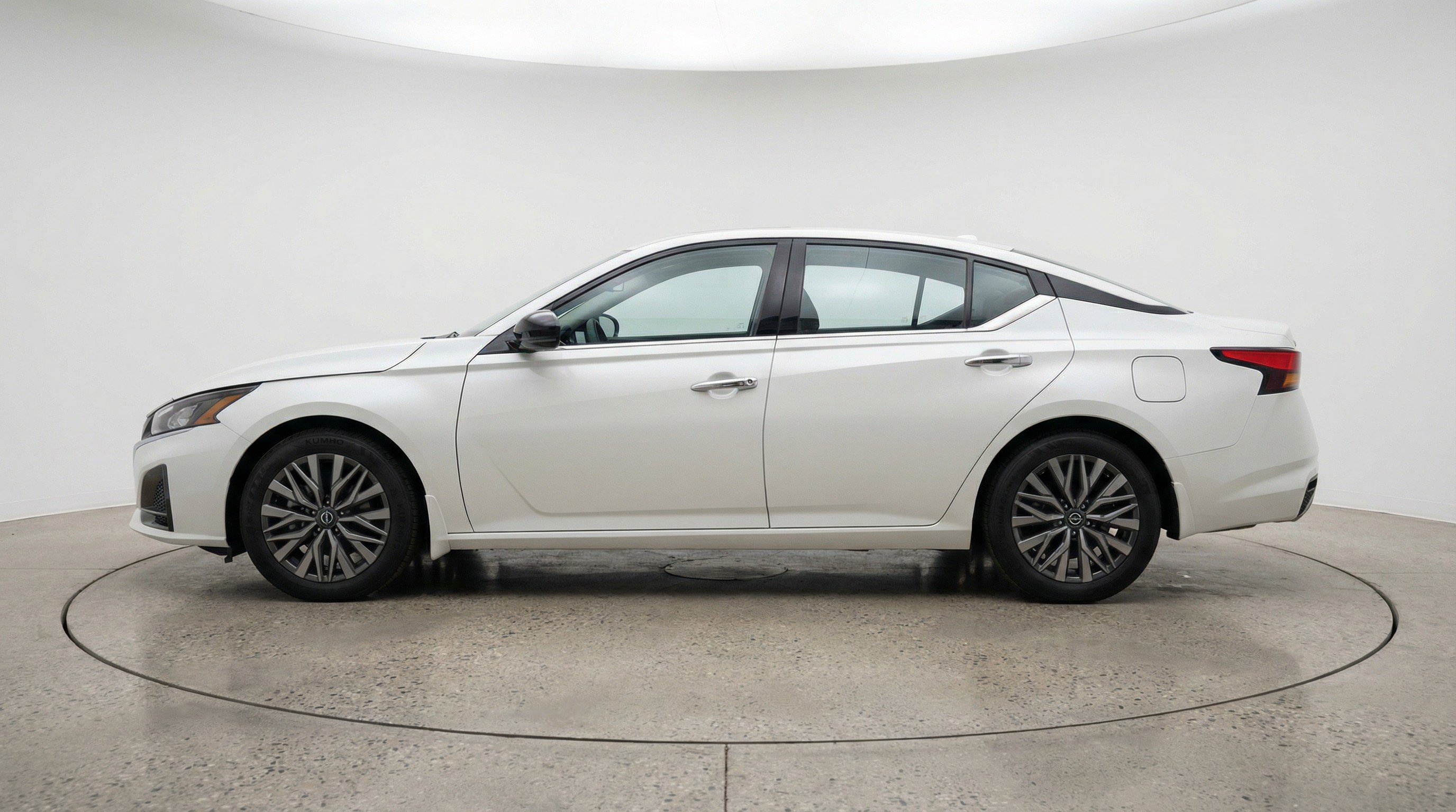 Used 2025 Nissan Altima 2.5 SV FWD image 5