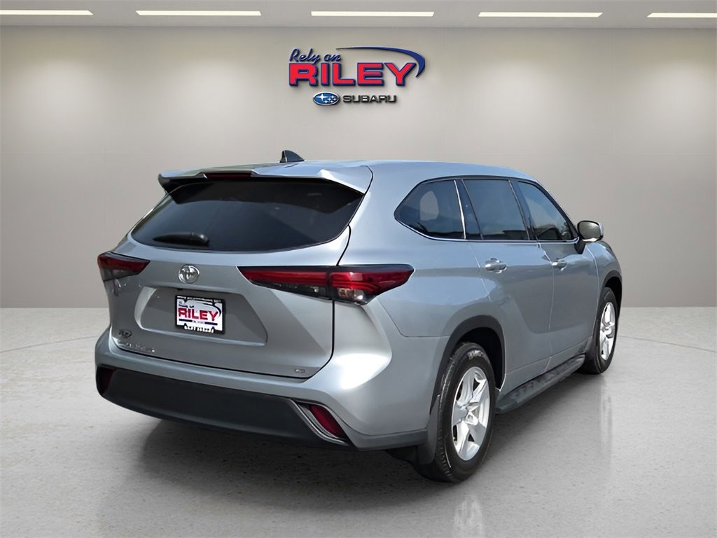 Used 2022 Toyota Highlander LE image 5