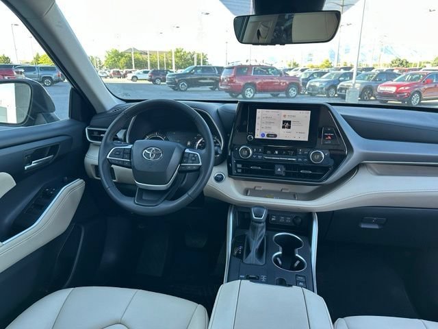 Used 2024 Toyota Highlander XLE AWD/4WD image 31
