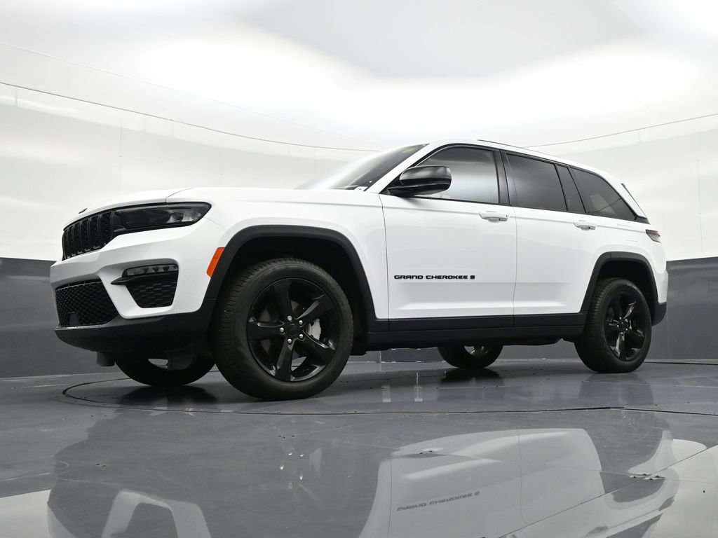 Used 2025 Jeep Grand Cherokee Limited w/ Black Appearance Package image 23