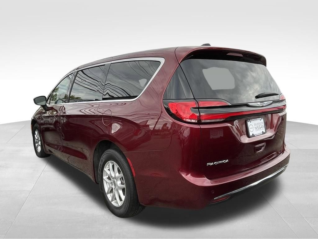Used 2023 Chrysler Pacifica Touring-L image 5