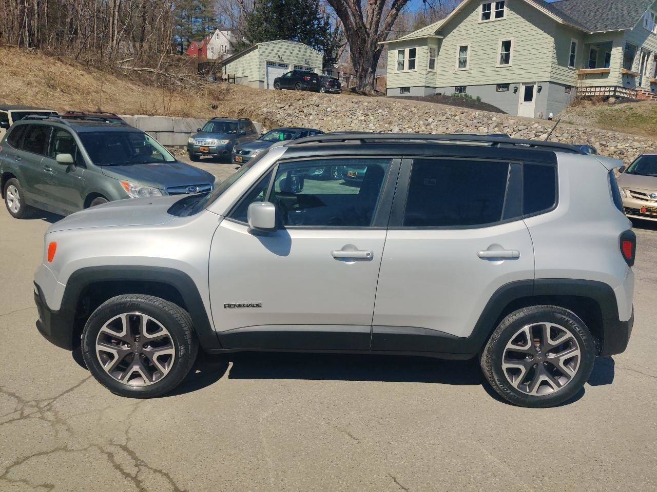 Used 2015 Jeep Renegade Latitude image 3