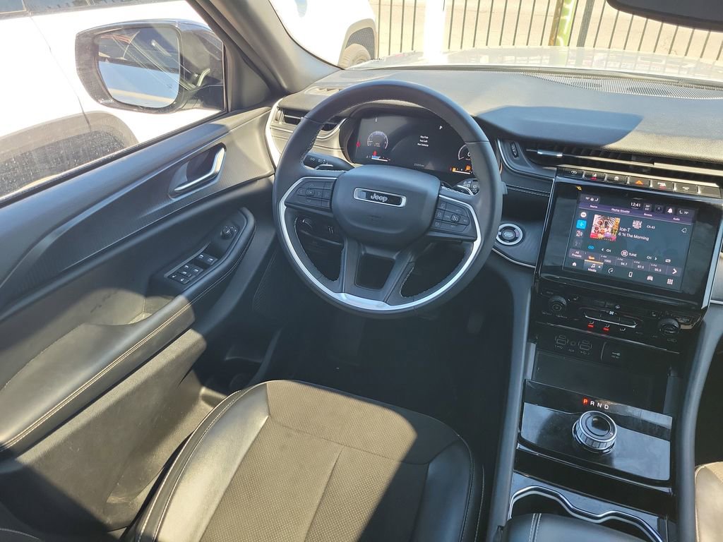 Used 2023 Jeep Grand Cherokee Altitude image 16