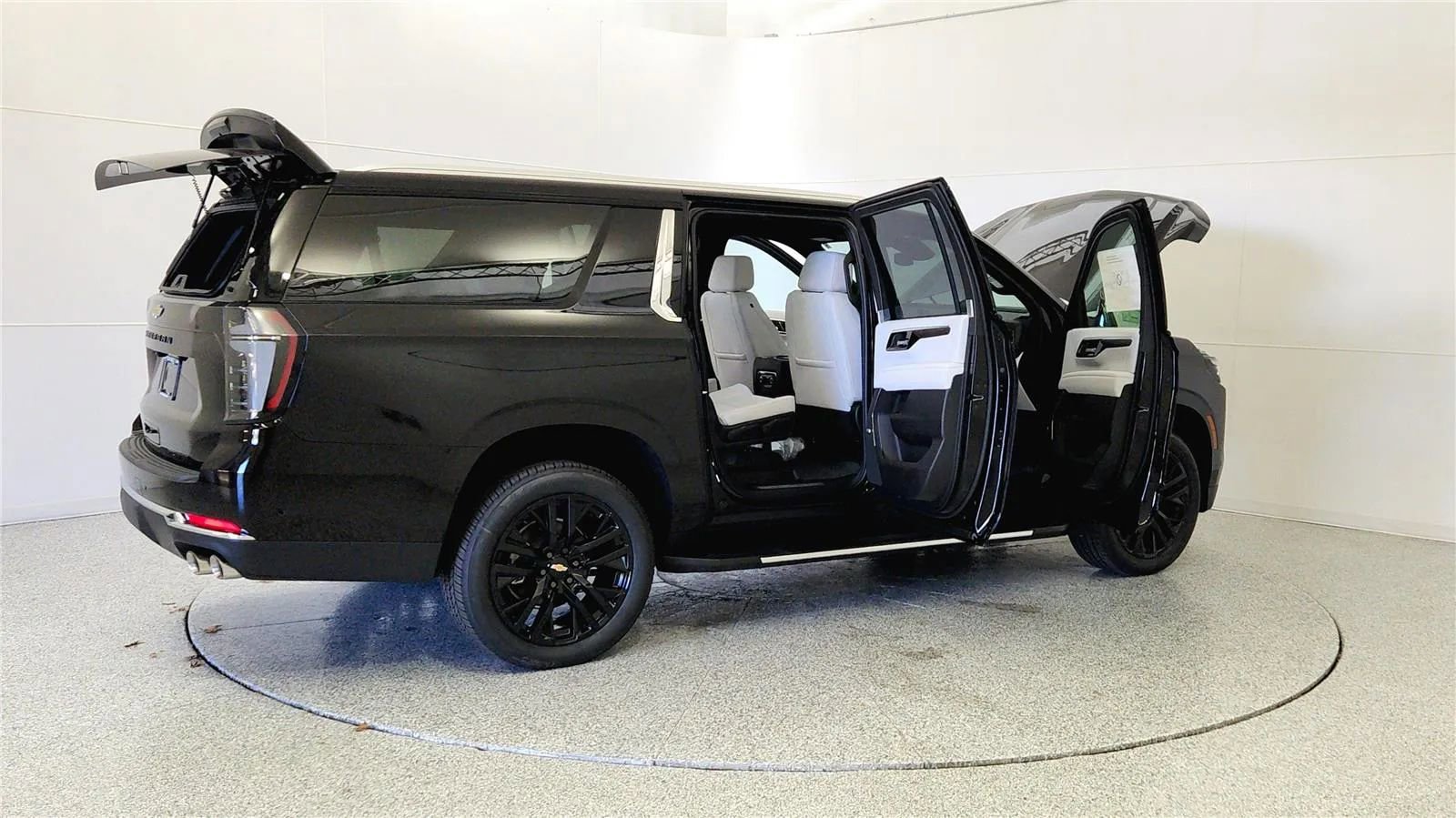 New 2026 Chevrolet Suburban Premier image 12