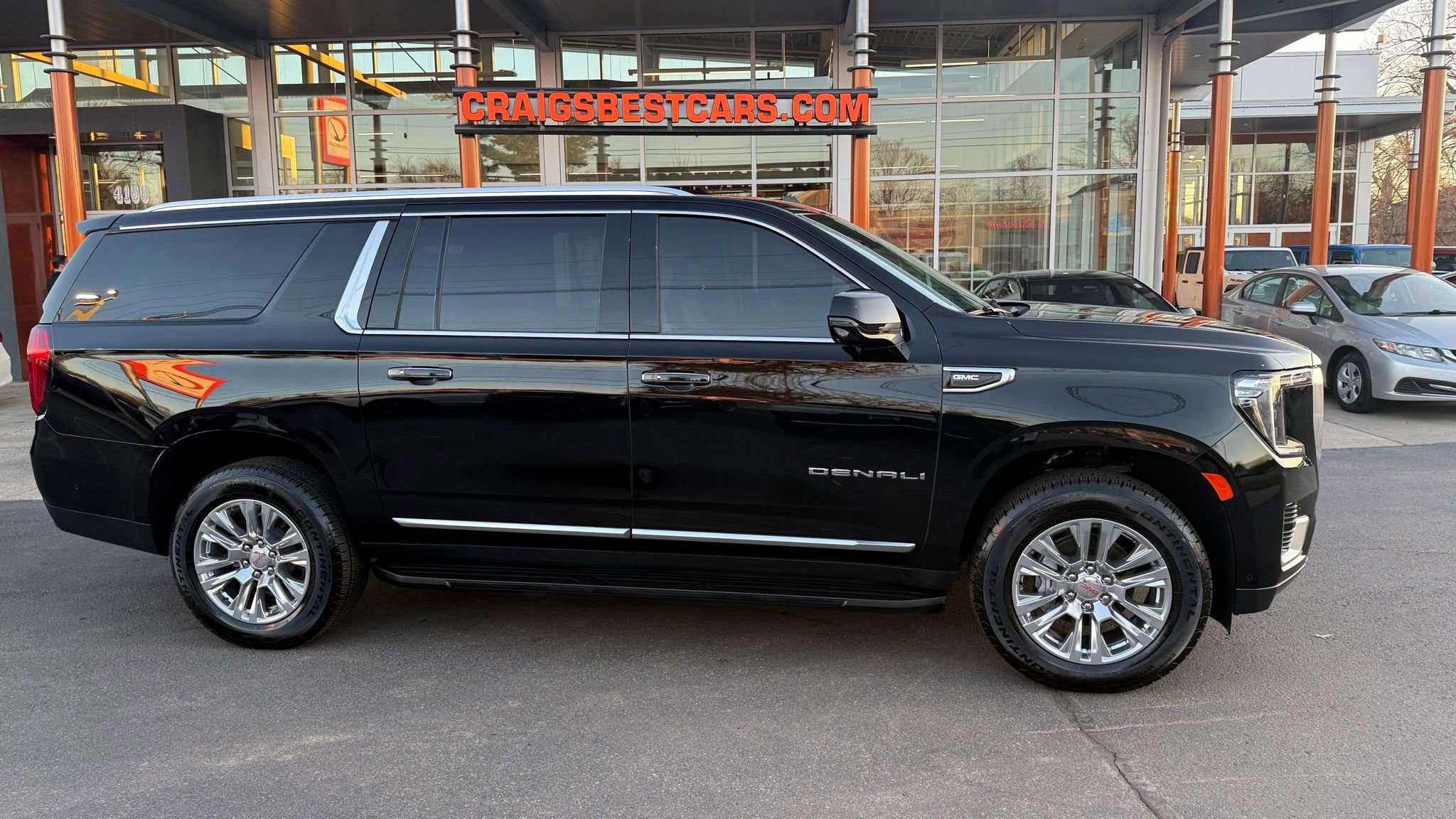 Used 2024 GMC Yukon XL Denali w/ Advanced Technology Package image 2