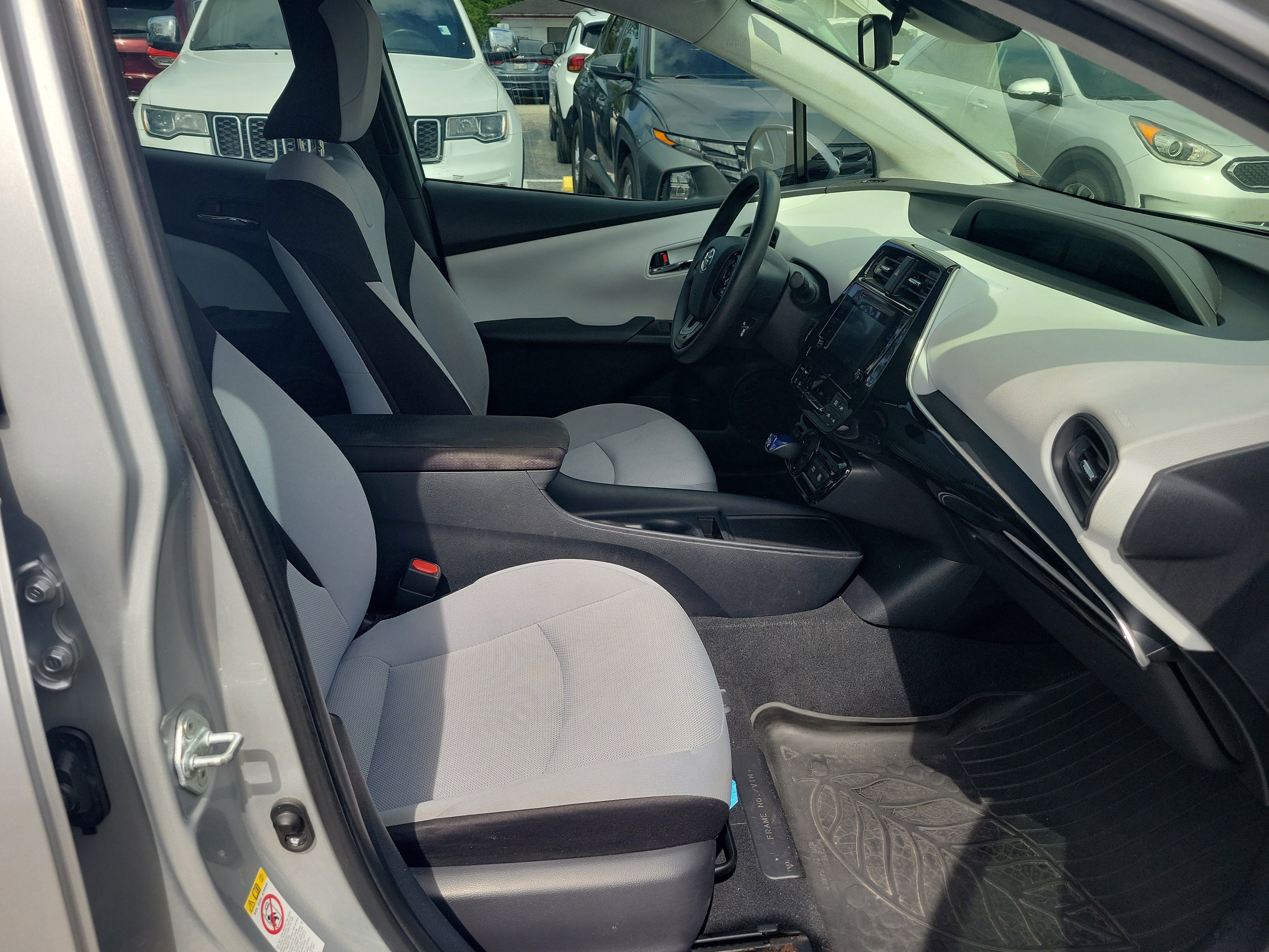 Used 2019 Toyota Prius L Eco FWD image 7