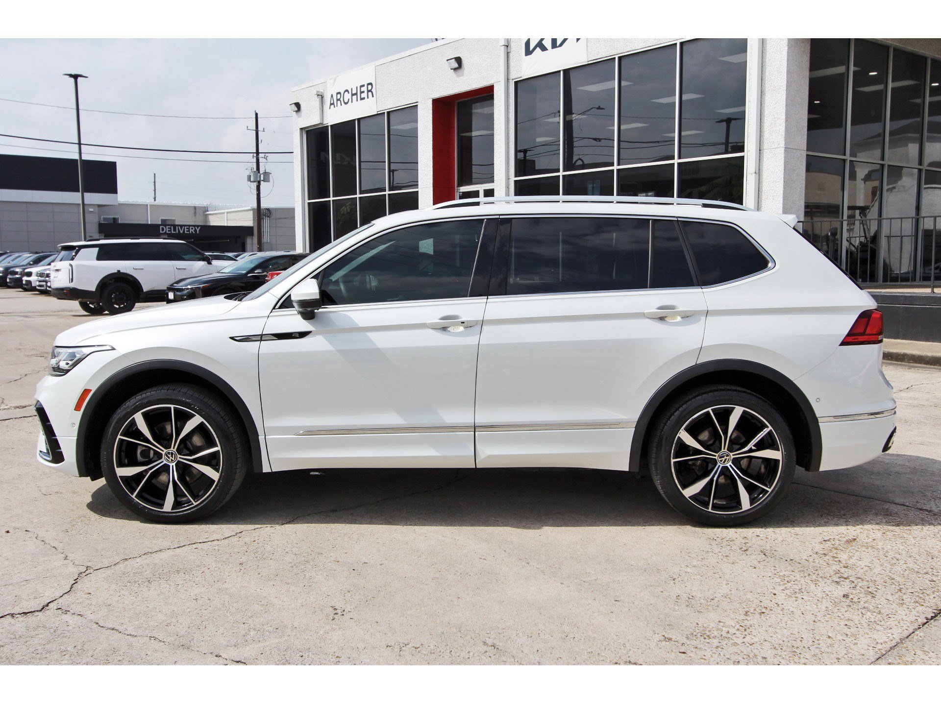 Used 2022 Volkswagen Tiguan SEL R-Line image 4