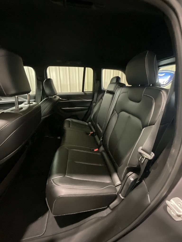 Used 2025 Jeep Grand Cherokee Limited w/ Black Appearance Package RWD image 11