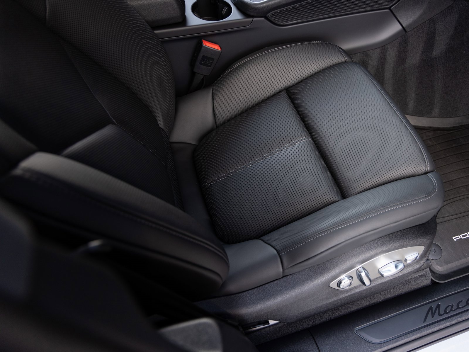 Certified 2026 Porsche Macan image 34