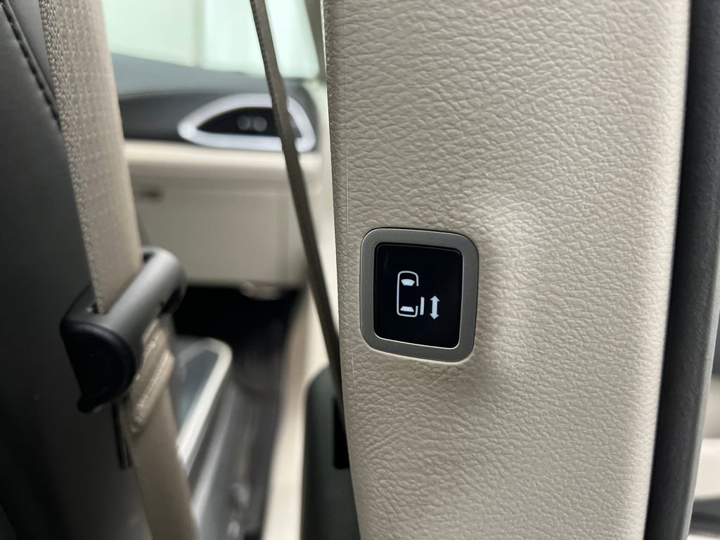 Used 2024 Chrysler Pacifica Limited image 25