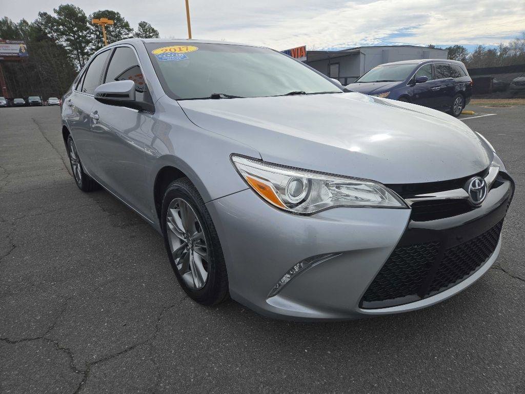 Used 2017 Toyota Camry SE image 3