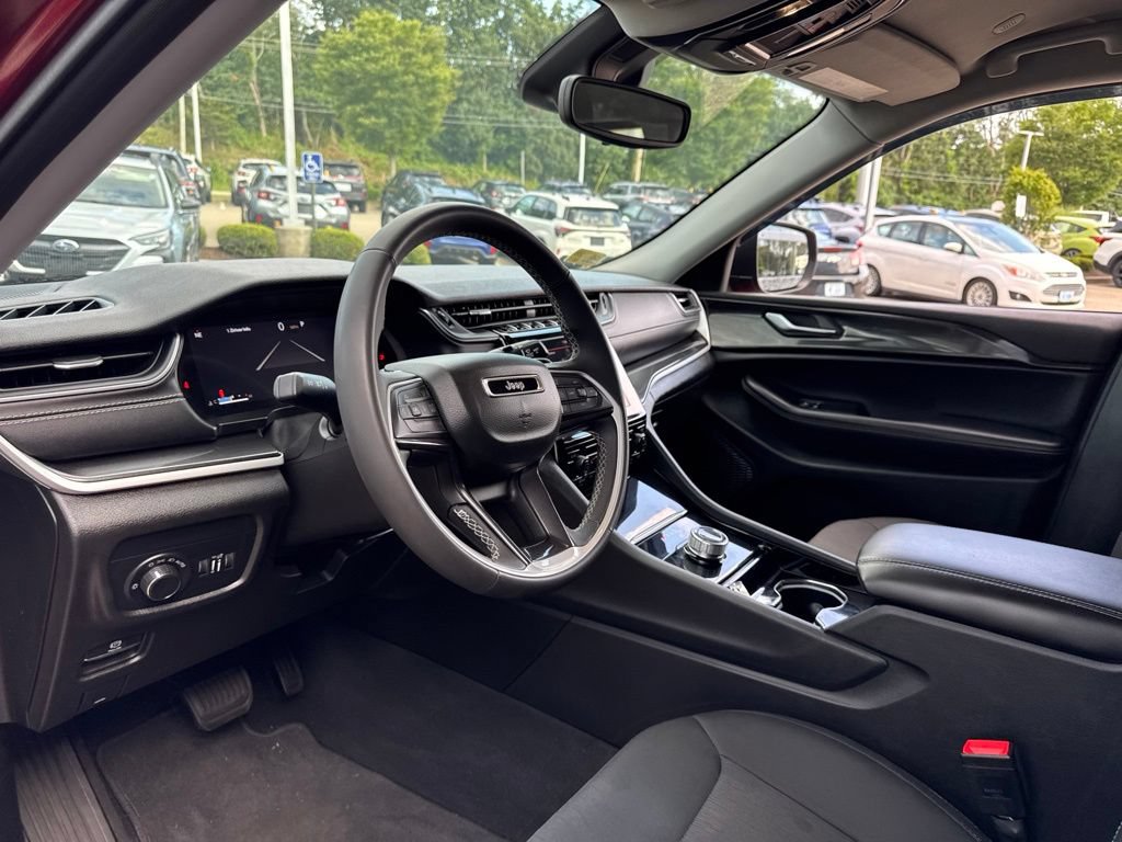 Used 2023 Jeep Grand Cherokee Laredo AWD/4WD image 11