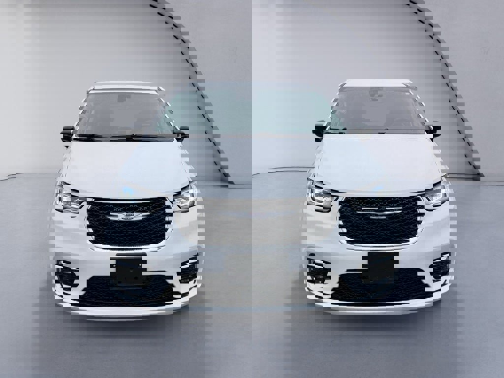 Used 2024 Chrysler Pacifica Touring-L image 8