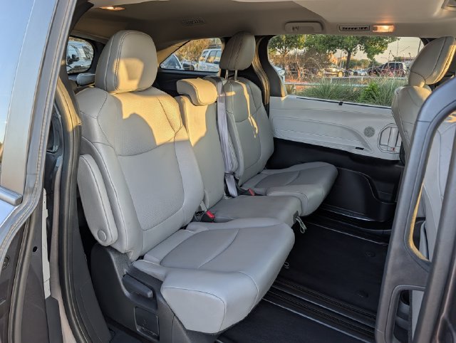 Certified 2025 Toyota Sienna XLE FWD image 31