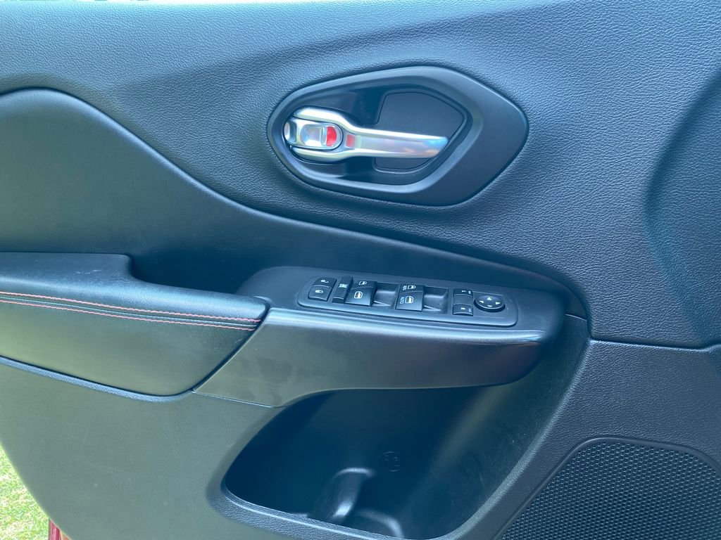 Used 2021 Jeep Cherokee Trailhawk w/ Technology Group AWD/4WD image 30