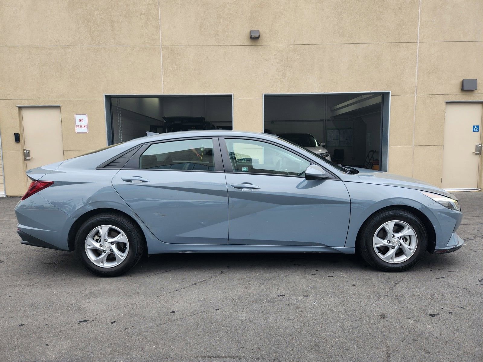 Used 2021 Hyundai Elantra SE FWD image 8
