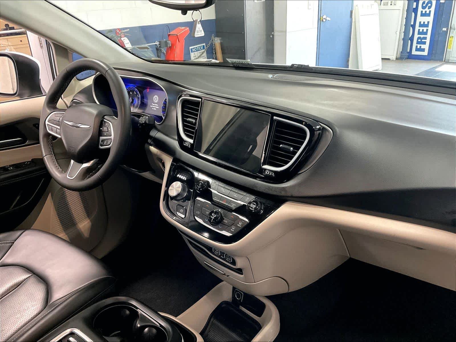 Used 2023 Chrysler Pacifica Touring-L FWD image 14