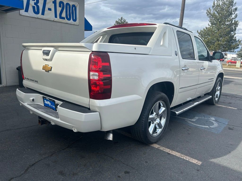 Used 2013 Chevrolet Avalanche LTZ image 7