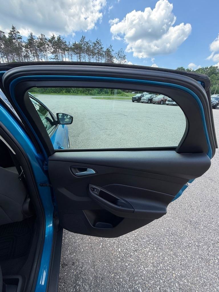 Used 2013 Ford Focus SE w/ SE Winter Pkg FWD image 19
