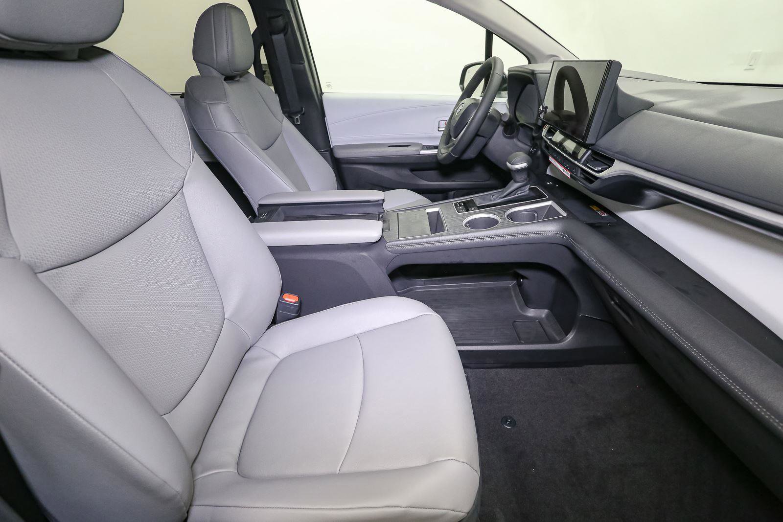 New 2026 Toyota Sienna XLE image 13