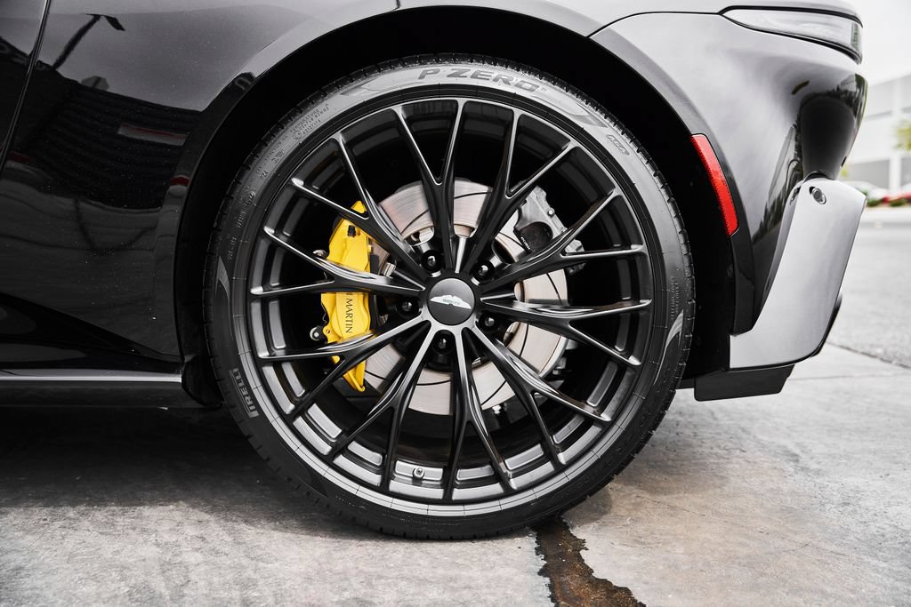 Used 2023 Aston Martin V8 Vantage Coupe RWD image 18