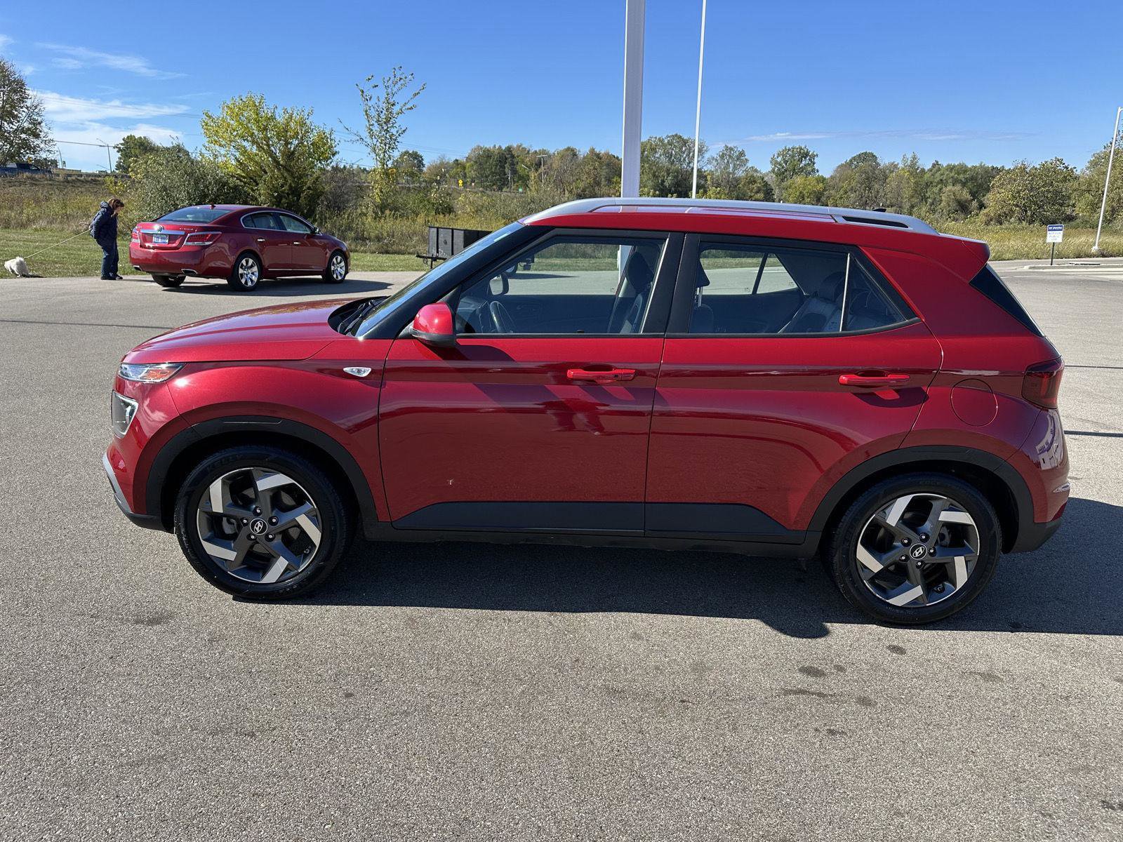 Used 2022 Hyundai Venue Limited image 2