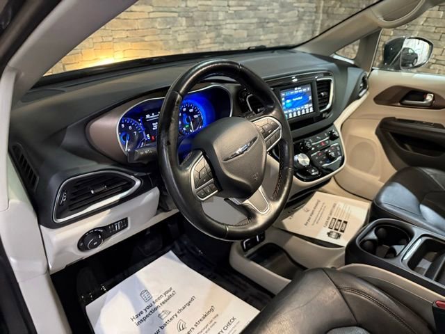 Used 2019 Chrysler Pacifica Touring-L FWD image 12
