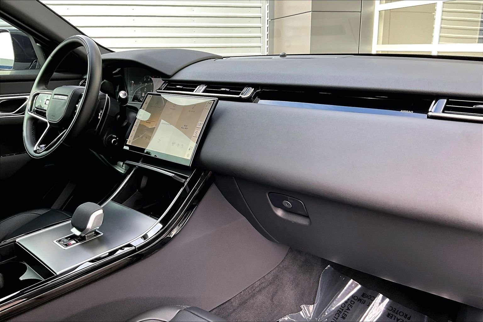 Certified 2025 Land Rover Range Rover Velar Dynamic SE image 16