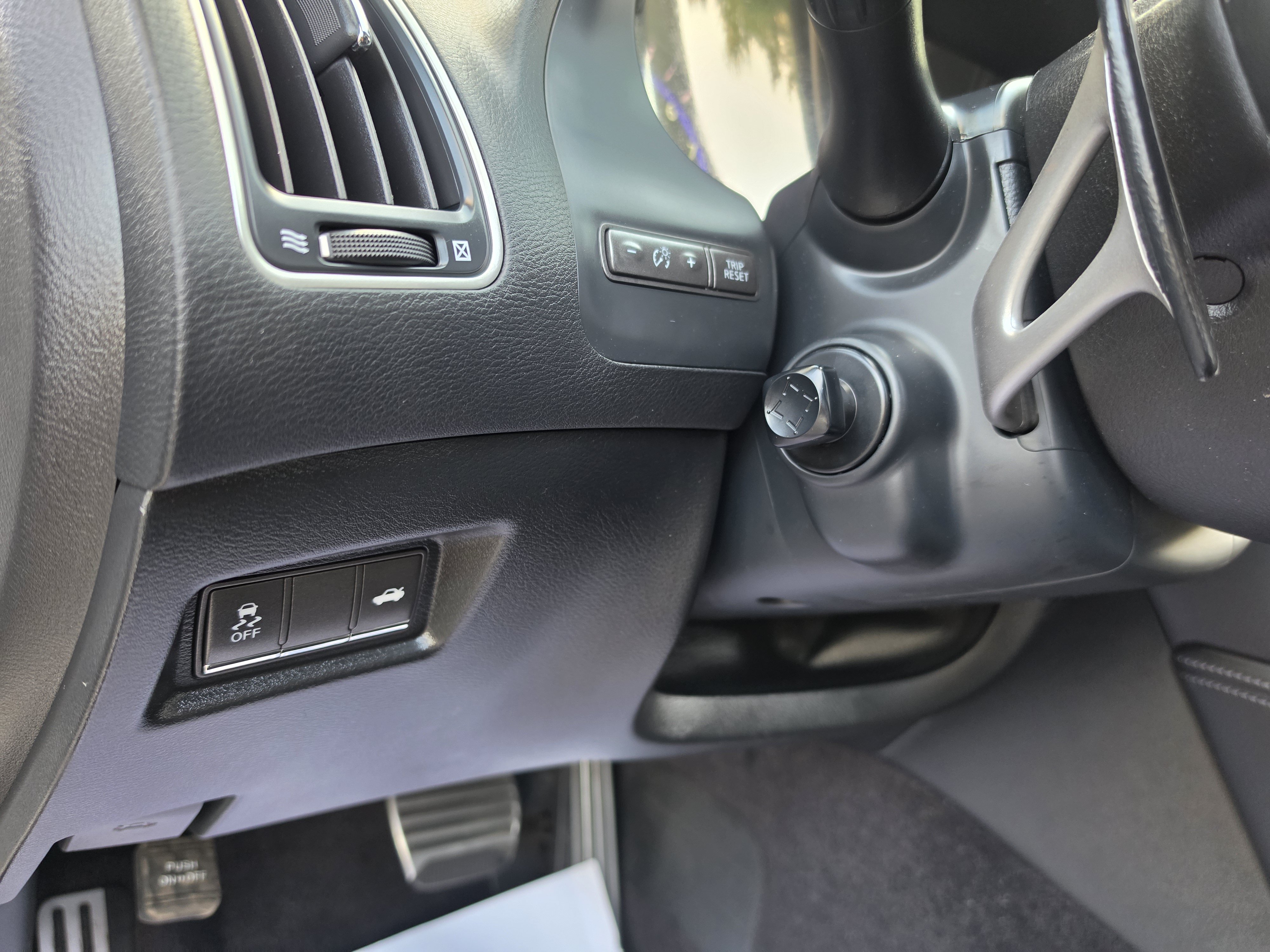Used 2014 INFINITI Q50 Hybrid w/ Deluxe Technology Package RWD image 38