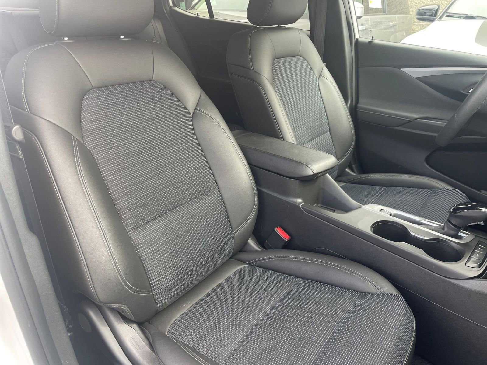 Used 2025 Buick Envista Preferred image 36