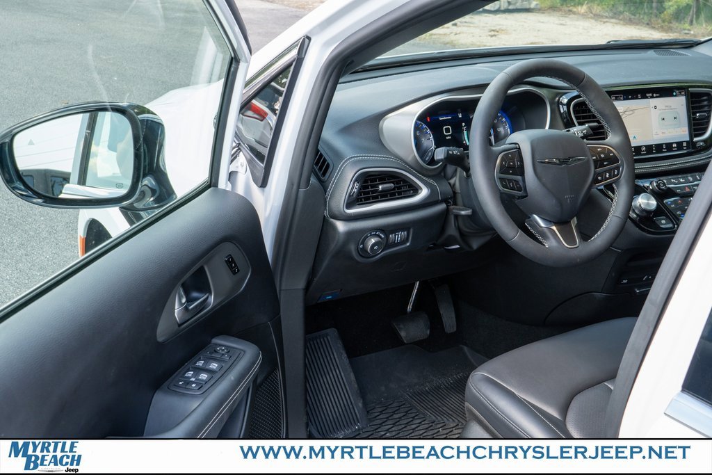 New 2025 Chrysler Pacifica Select w/ Uconnect Theater Family Group image 16