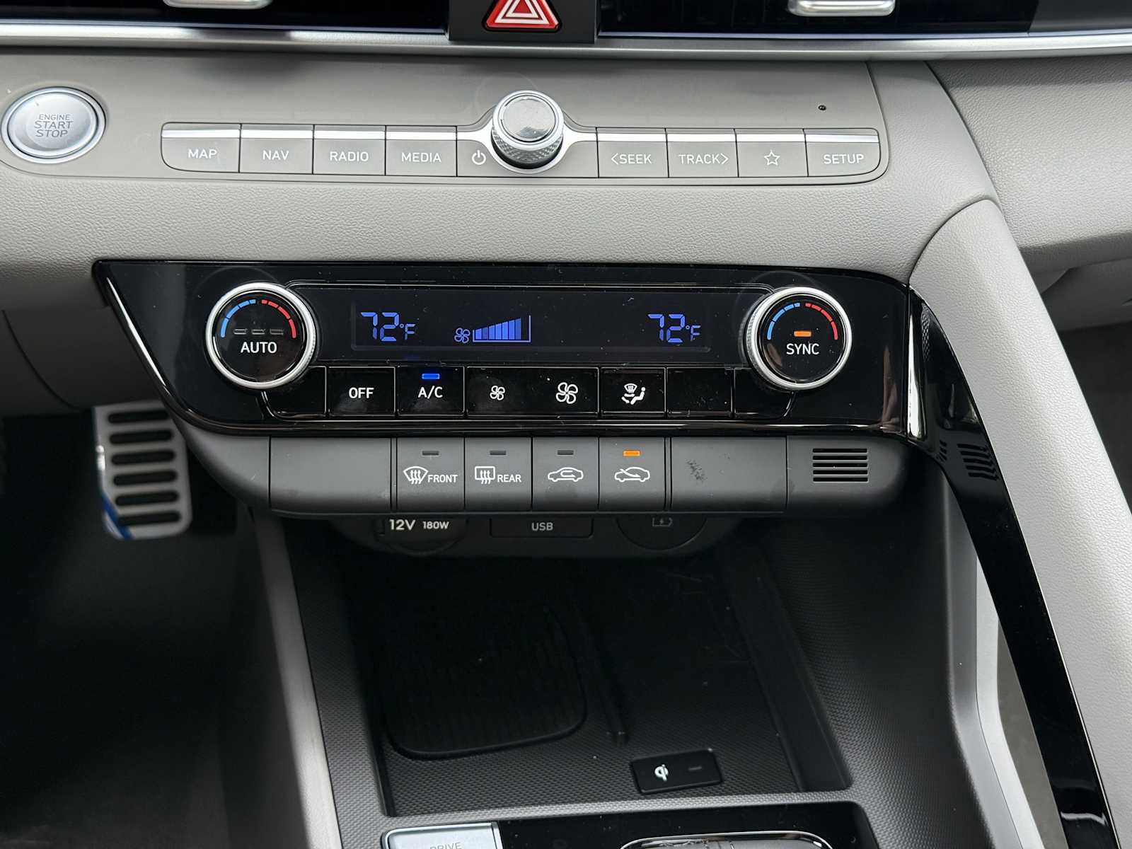 New 2025 Hyundai Elantra SEL image 24