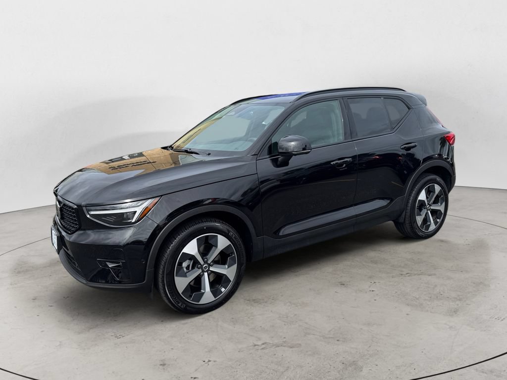 Certified 2026 Volvo XC40 B5 Plus AWD/4WD image 2
