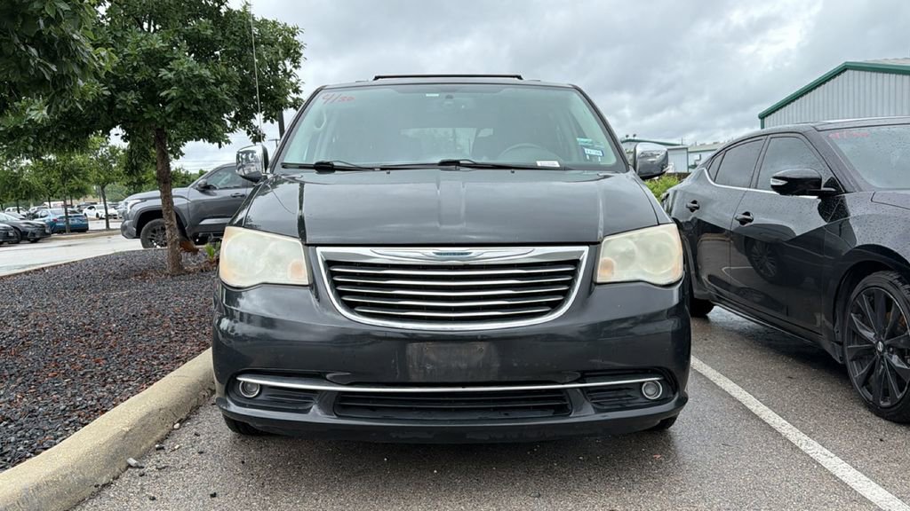 Used 2014 Chrysler Town & Country Touring-L w/ Driver Convenience Group FWD image 2