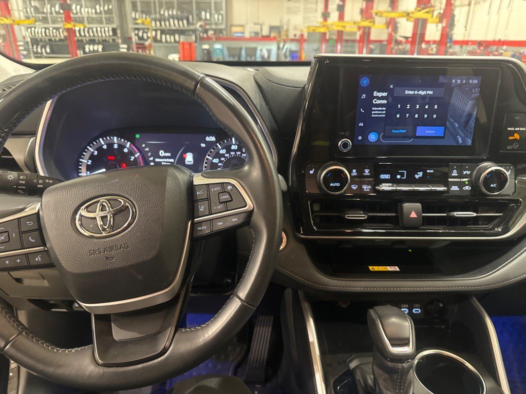 Used 2024 Toyota Highlander XLE FWD image 2