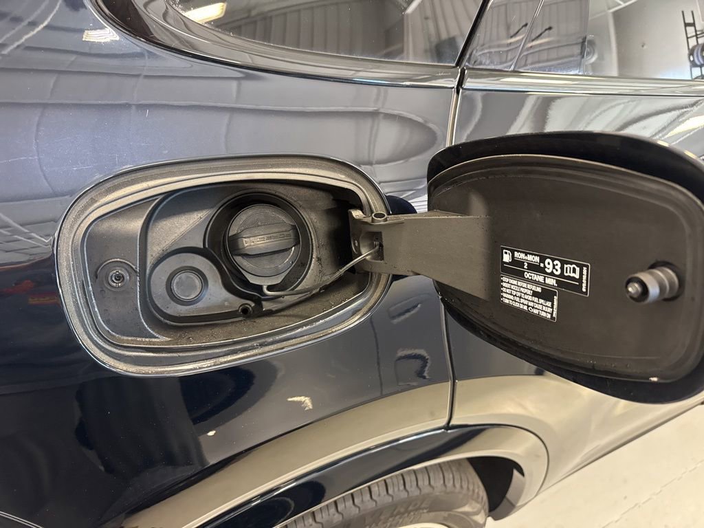 Certified 2023 Porsche Cayenne Platinum Edition image 46