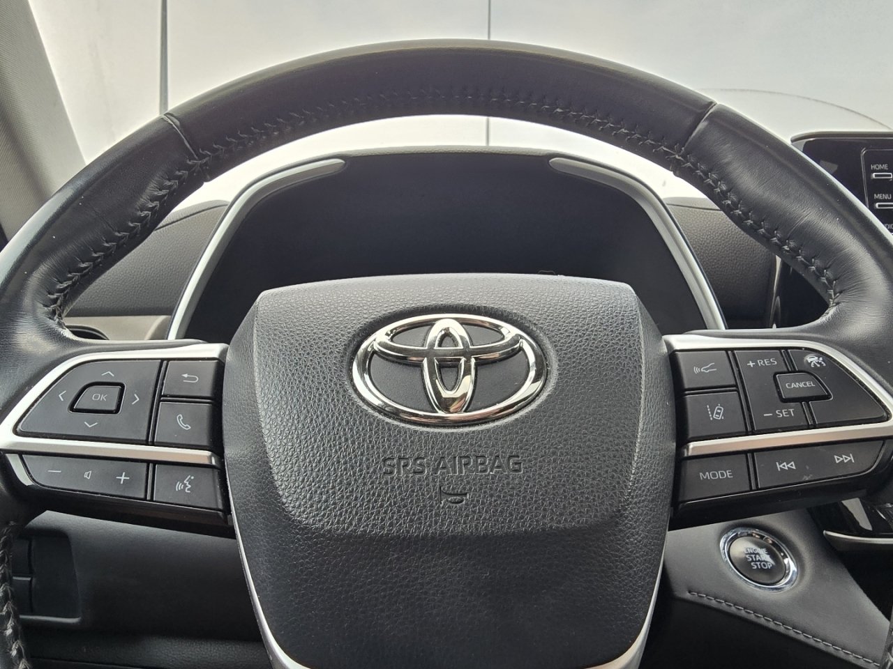 Used 2022 Toyota Highlander XLE FWD image 25