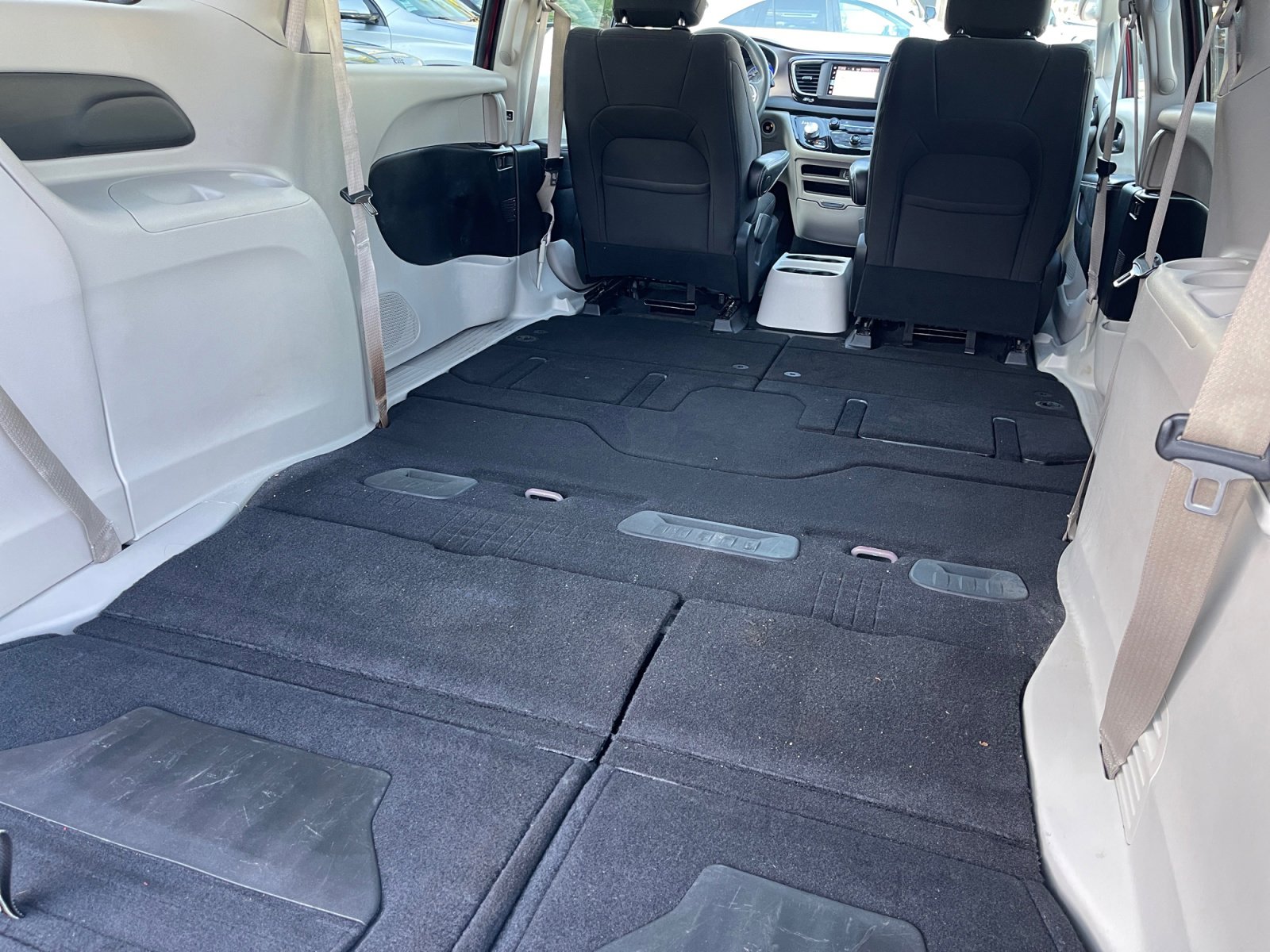 Used 2022 Chrysler Voyager LX image 23