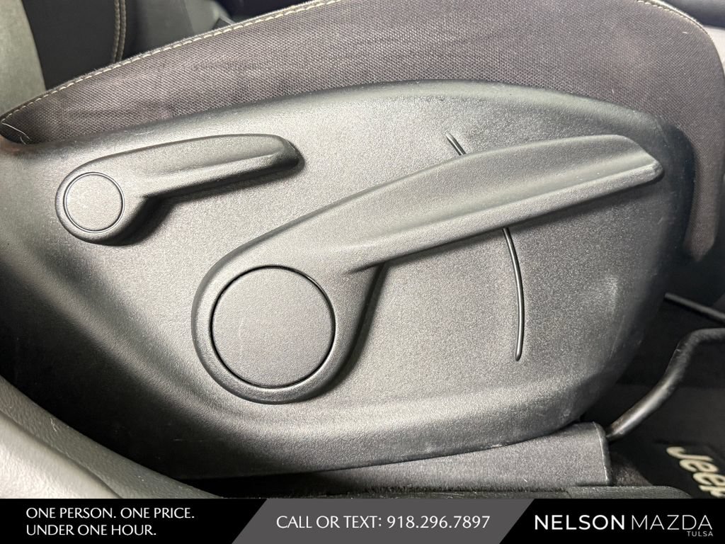 Used 2017 Jeep Cherokee Sport FWD image 40