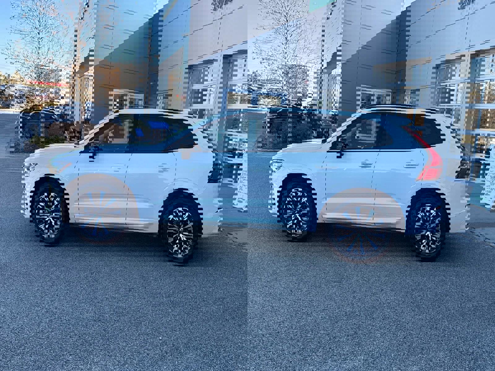 Certified 2025 Volvo XC60 B5 Plus image 8