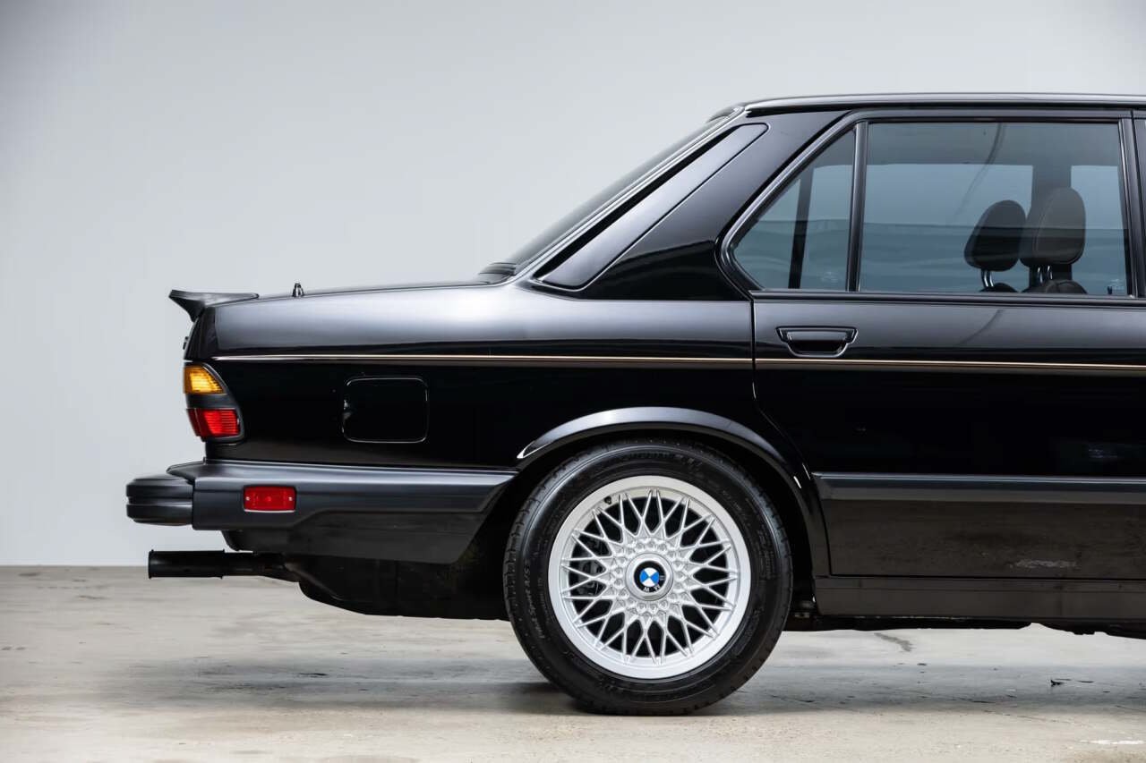 Used 1988 BMW M5 RWD image 10