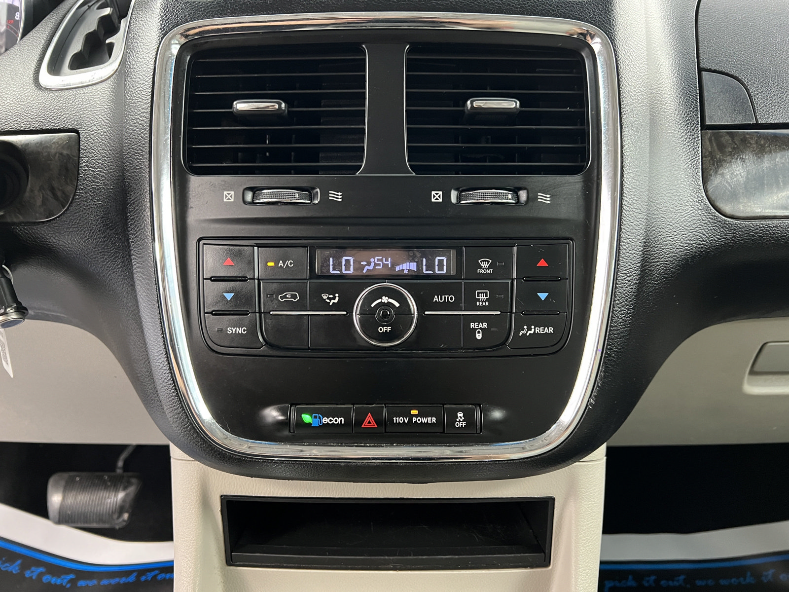 Used 2011 Dodge Grand Caravan Crew w/ Entertainment Group 1 FWD image 18