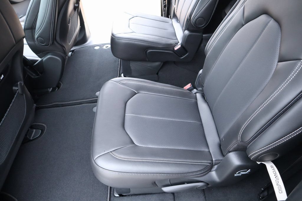 New 2026 Chrysler Pacifica Select FWD image 12