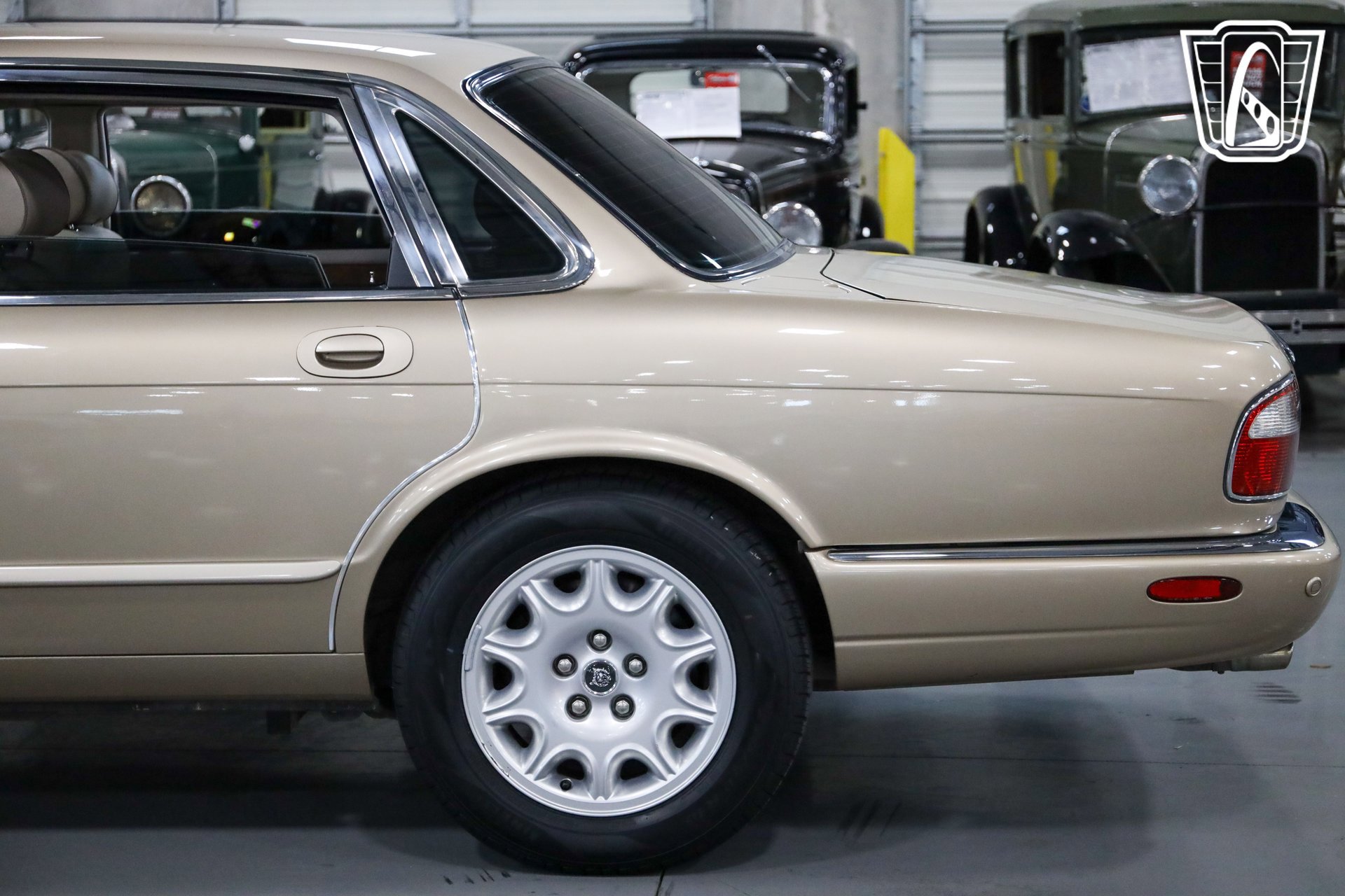 Used 2001 Jaguar XJ8 image 30