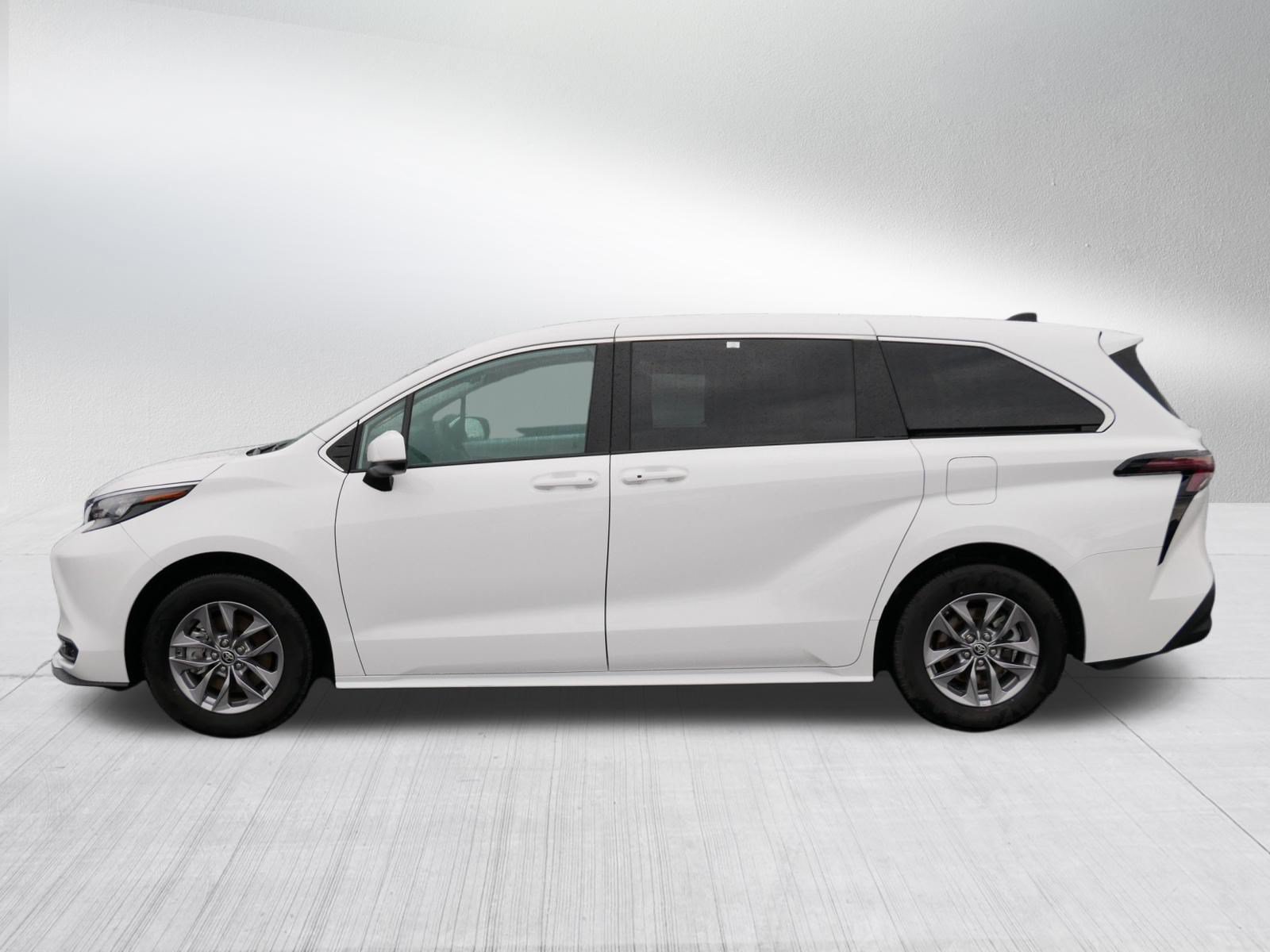 Certified 2025 Toyota Sienna LE FWD image 4