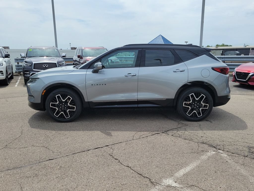 Used 2023 Chevrolet Blazer RS w/ Driver Confidence II Package FWD image 2