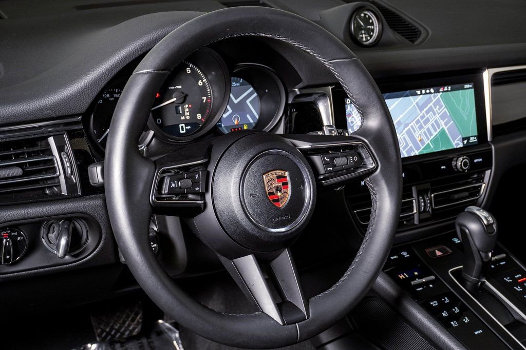 Certified 2025 Porsche Macan image 17
