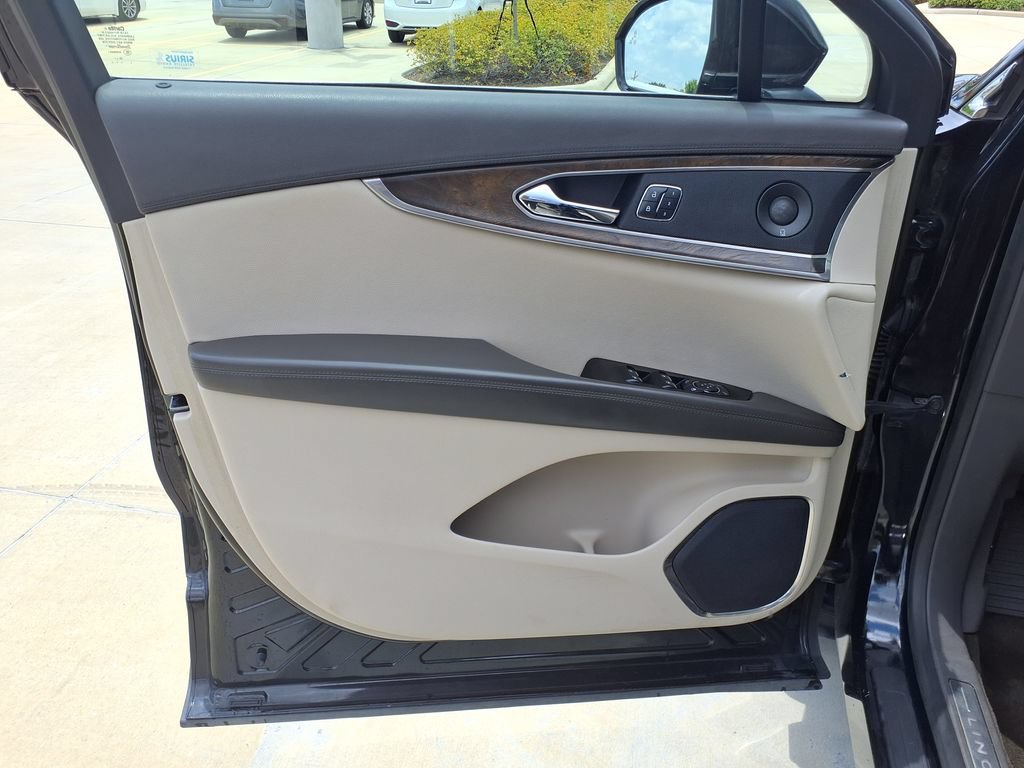 Used 2016 Lincoln MKX Reserve w/ Technology Package FWD image 11