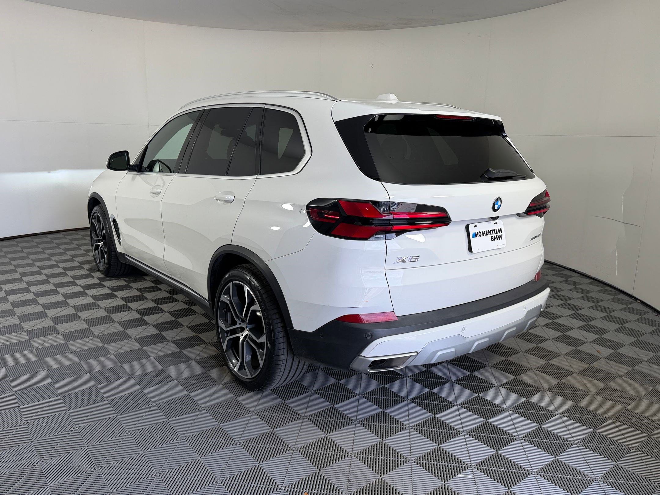 Certified 2024 BMW X5 xDrive40i w/ Premium Package AWD/4WD image 3